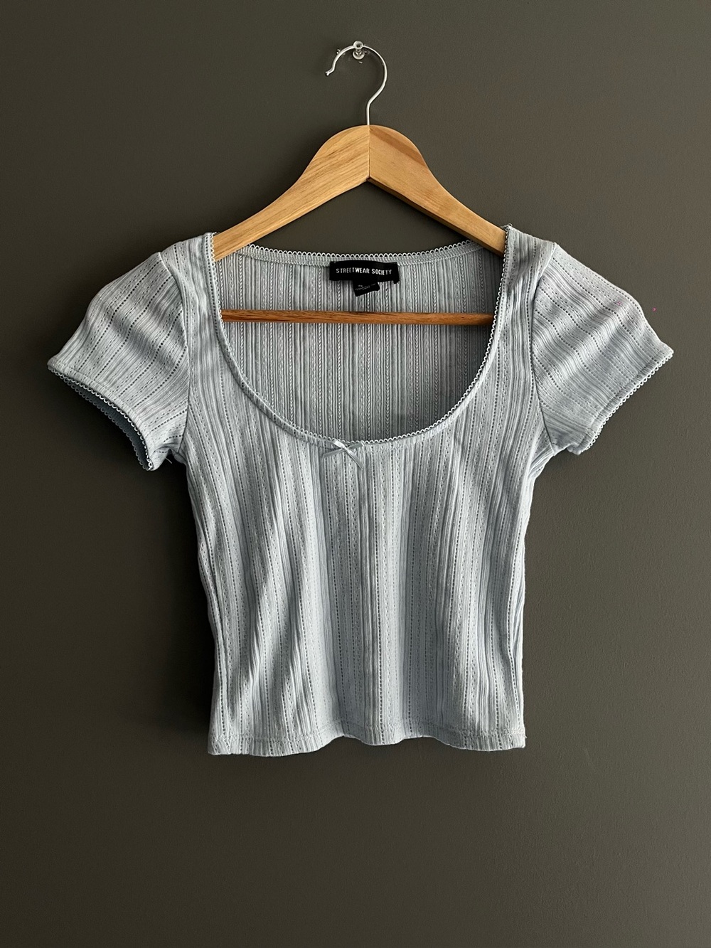 Streetwear Society Women's Light Gray Ribbed Scoop-Neck Short Sleeve Top